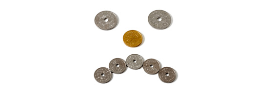 Mønter placeret som en sur smiley